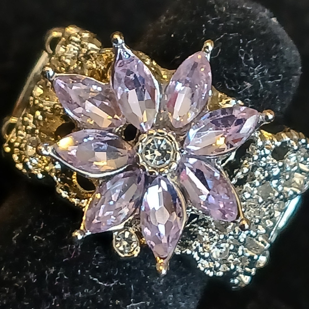 Paparazzi silvertone stretch ring with lavender marquis stones flower